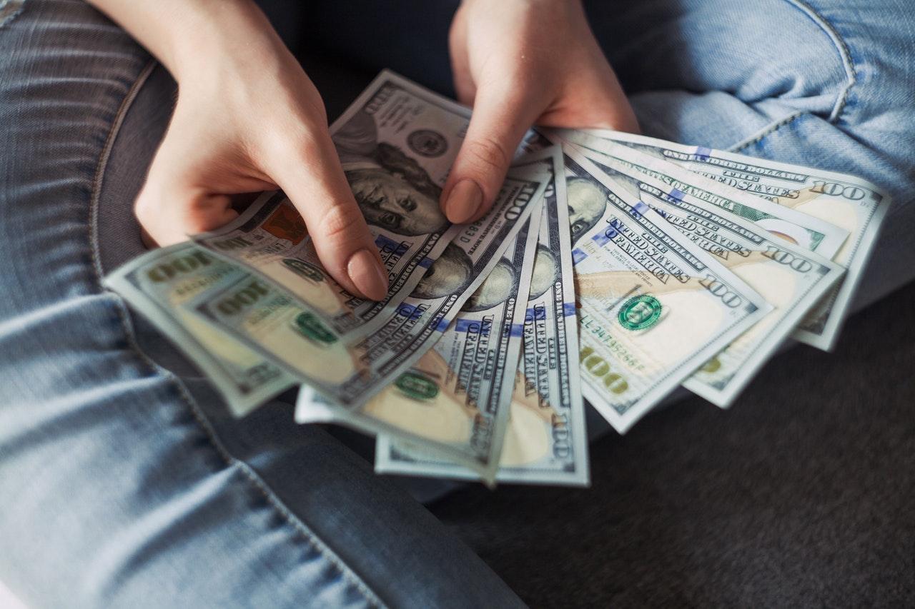 How to save money when hiring LA movers