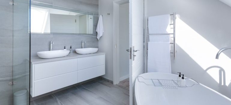 a neat bathroom