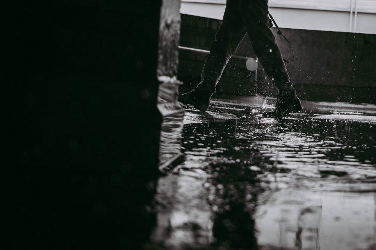 How to protect your belongings from the rain while moving